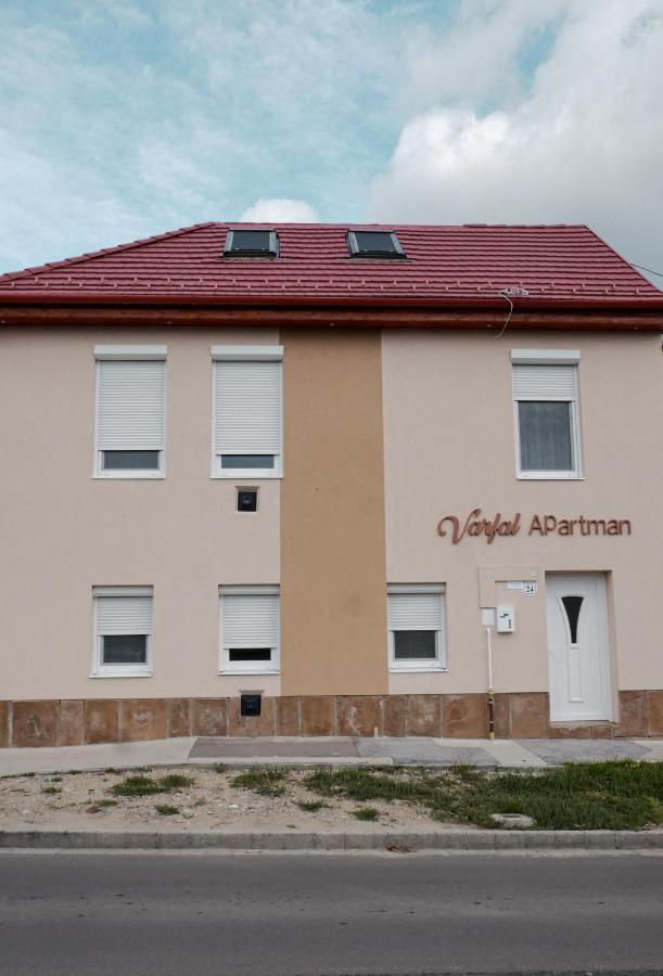 Varfal Apartman エゲル エクステリア 写真