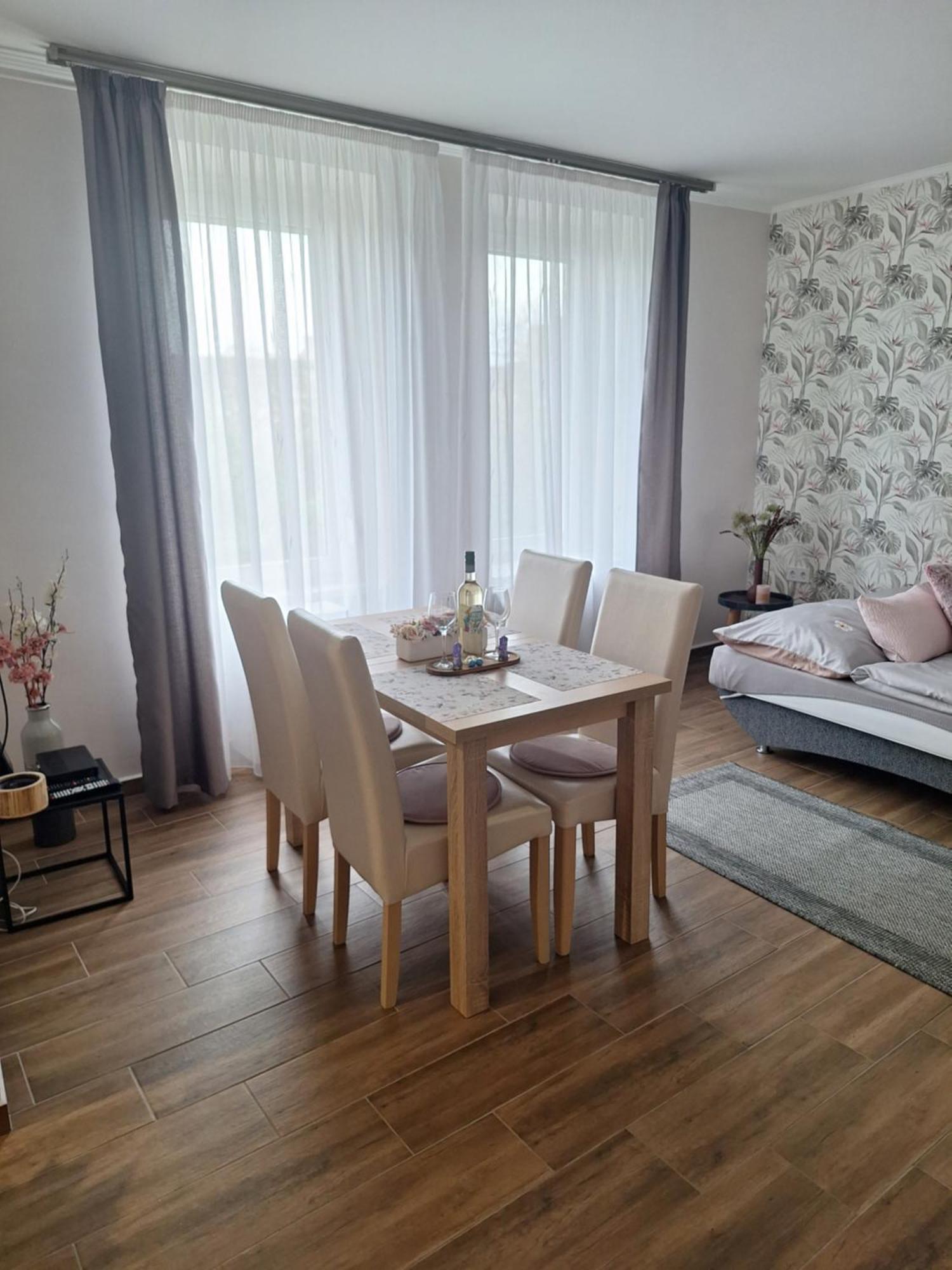 Varfal Apartman エゲル 部屋 写真